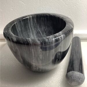Mortar and Pestle Black Marble 3.5” H 
New.  (B400)